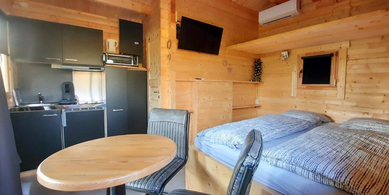 Hut Holiday home Bornerbroek